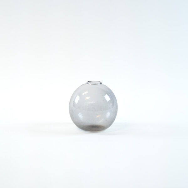 Skleněná vázička šedá kulatá 9 cm