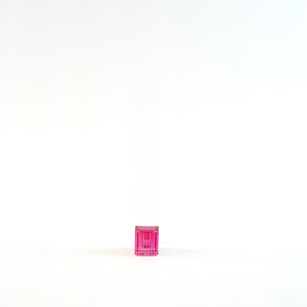 Skleněný svícen na kónickou svíčku výrazně růžová krychle - 4 cm