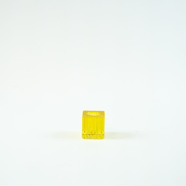 Skleněný svícen na kónickou svíčku krychle žlutá - 4 cm