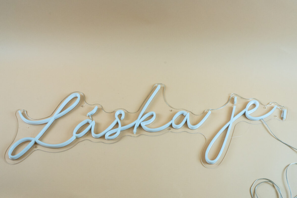 Neon "Láska je"